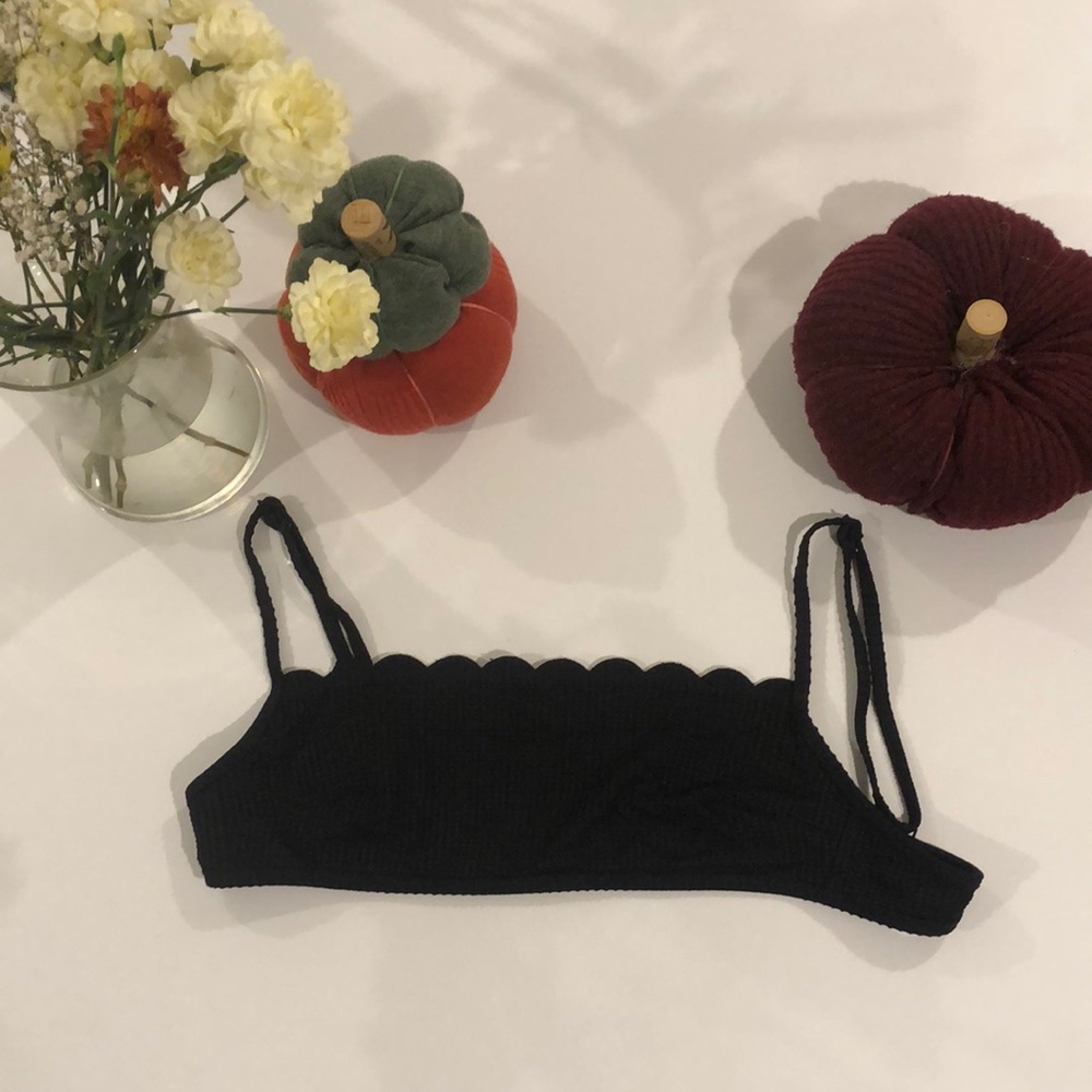 Aerie black swimsuit top scalloped bandeau style size small